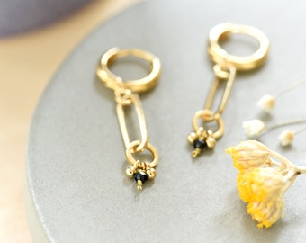 Elegant gilded huggie earrings decorated with spinel or labradorite gemstone