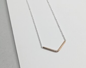 Met goud gevulde kleine V-ketting. Minimalistische gouden chevronketting. Gouden V-vorm op sterlingzilveren ketting. Eenvoudig minimaal sierlijk gemengd metaal.