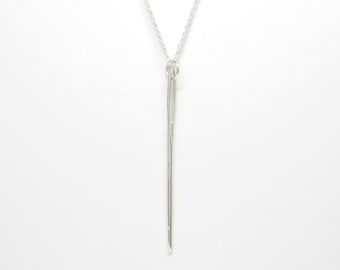 NÅLhänge i sterlingsilver med lång kedja. Stor ullnål med liten sterlingsilverkedja. Eleganta minimalistiska och edgy smycken. Halsband i silvernål.