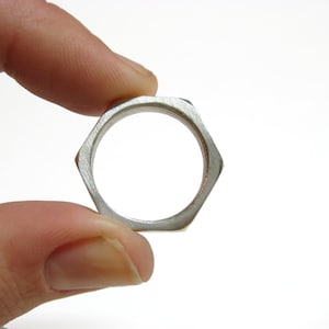 Ring i sterlingsilver med sexkantsmutter. Smycken för män och kvinnor. Ring i .925 silver med sexkantsmutter. Industriella geometriska smycken. Herrring.