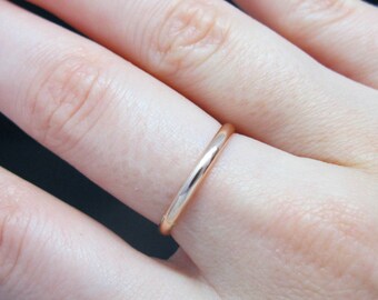 Eenvoudige met roségoud gevulde stapelring. Minimalistische roségouden band. Gladde dunne delicate sierlijke roségouden stapelbare ring.