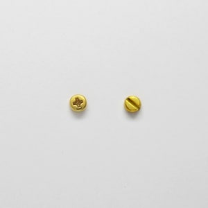 Mismatched Tiny SCREW Ohrringe 10k / 14k / 18k Gold. Flat & Phillips Schraubenkopf Ohrringe für Männer und Frauen. Handgefertigte Solid Gold STUDS.