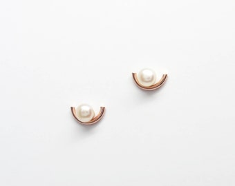Rose Gold Crescent Earrings + Pearl Stud. Minimalist Rose Gold Moon Breloque + Pearl on Sterling Silver posts. Modern Dainty Pearl Earrings.