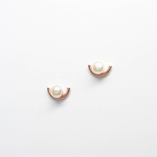 Rose Gold Crescent Earrings + Pearl Stud. Minimalist Rose Gold Moon Breloque + Pearl on Sterling Silver posts. Modern Dainty Pearl Earrings.