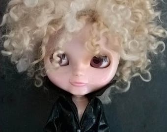 Doll Wig in Light blonde Teaswater short Locks