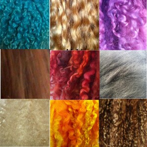 Puede incluir: Una colección de nueve muestras de hilo de diferentes colores. El hilo es rizado y esponjoso. Los colores son azul verdoso, rubio, morado, marrón, rojo, gris, beige, naranja y marrón.