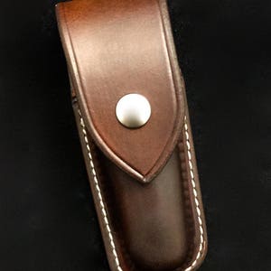 Fodero in pelle con parte superiore chiusa per coltello pieghevole