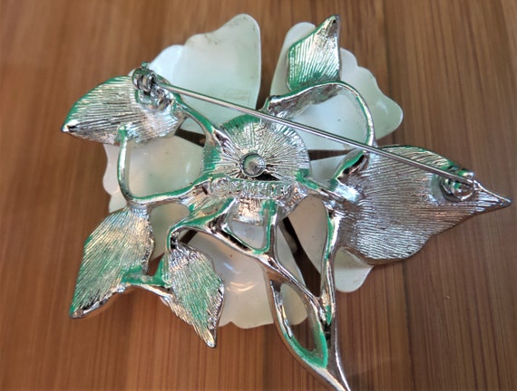 Sarah Coventry White Enamel Flower Brooch - image 3