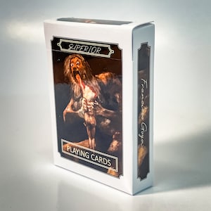 Puede incluir: Una caja blanca de cartas de juego con una pintura de un hombre con una larga barba y una camisa blanca en la parte delantera. La caja tiene las palabras "SUPERIOR" y "PLAYING CARDS" en ella. El texto "Francisco Goya" está en el lateral de la caja.
