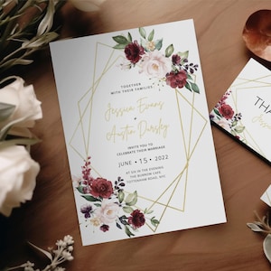 Hochzeits-Einladung Weiß-Rote Rosen Elegante Kundenspezifische Einladungskarte Burgunder Cabernet-Goldentwurfs-Karte Sage Grün Blumengeometrisches