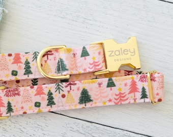 Puede incluir: Collar de perro rosa con hebilla dorada y estampado de árbol de Navidad. La hebilla tiene el texto "Zaley Designs".