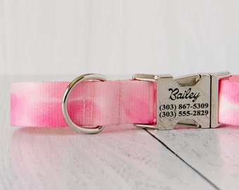 Puede incluir: Collar para perro de color rosa y blanco con estampado tie-dye con una hebilla plateada grabada con el nombre "Bailey" y números de teléfono.