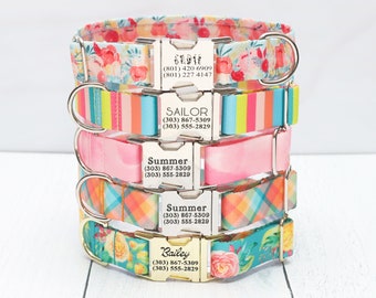 Puede incluir: Cinco collares de perro coloridos con etiquetas personalizadas de plata y oro. Los collares presentan patrones florales, a rayas y a cuadros. Las etiquetas incluyen nombres y números de teléfono.
