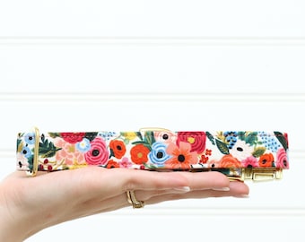 Rifle Paper Company bloemenhalsband met metalen gesp voor reu of teef. Geweldige zomerhalsband voor huisdieren in blauwe en groene palmbladeren.