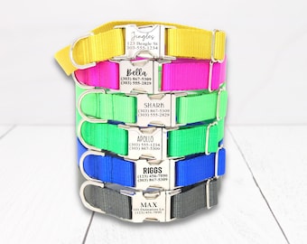 Puede incluir: Una pila de seis collares de perro coloridos con etiquetas de nombre plateadas personalizadas. Los collares son amarillos, rosas, verdes, verdes, azules y grises. Cada etiqueta incluye el nombre del perro y su número de teléfono.