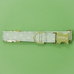 Saliegroen met madeliefjes Hondenhalsband |  Olijfkleurige hondenhalsband met bloemen |  Hondenhalsband bloemen | Hondenhalsband meisjes bloemen | Margrieten | Lente, zomer