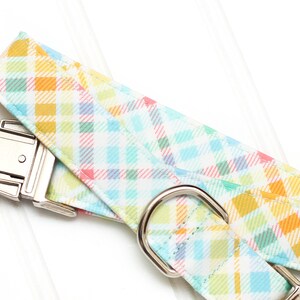 Puede incluir: Un collar de perro de cuadros de colores con una hebilla y un anillo en D plateados. El collar est&aacute; hecho de una tela suave y duradera y es perfecto para el uso diario.