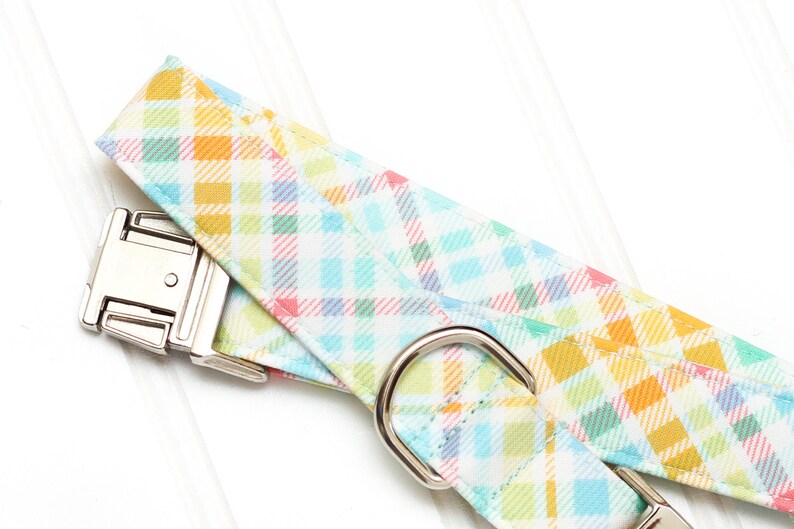 Puede incluir: Un collar de perro de cuadros de colores con una hebilla y un anillo en D plateados. El collar est&aacute; hecho de una tela suave y duradera y es perfecto para el uso diario.