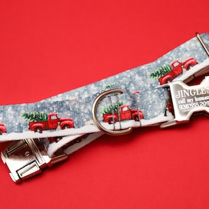 Collare per cani personalizzato Christmas Trucks, senza etichetta! Nome e numero di telefono incisi su fibbia in metallo, albero di Natale, The Endurance Collection