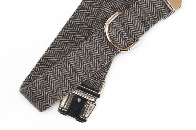 Puede incluir: Un collar para perro de color marr&oacute;n y gris con estampado de espiga y herrajes plateados, incluyendo una hebilla y un anillo en D.