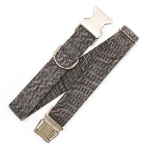 Puede incluir: Un collar para perro de color marr&oacute;n y negro con estampado de espiga, con hebilla plateada y un anillo en D plateado.
