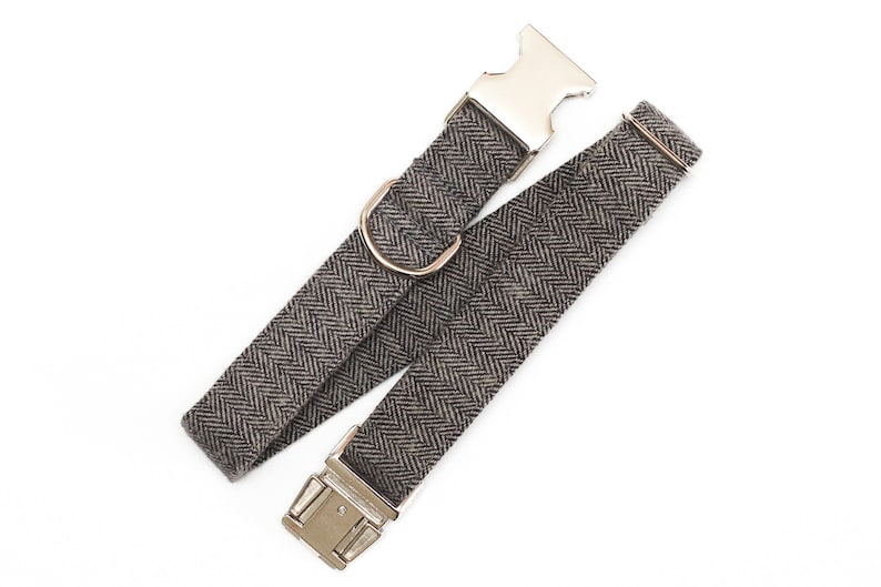 Puede incluir: Un collar para perro de color marr&oacute;n y negro con estampado de espiga, con hebilla plateada y un anillo en D plateado.