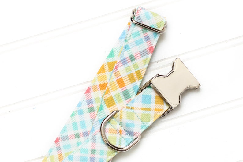 Puede incluir: Un collar de perro de cuadros de colores con una hebilla plateada y un anillo en D plateado. El collar est&aacute; hecho de una tela suave y duradera y es perfecto para el uso diario.