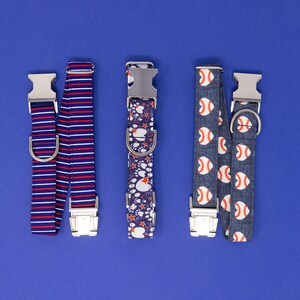 Puede incluir: Cuatro collares de perro diferentes con varios patrones. Los collares son azules, rojos, blancos y grises con diferentes patrones que incluyen rayas, huellas de patas y pelotas de b&eacute;isbol.