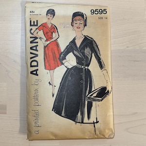 Könnte beinhalten: Vintage Schnittmuster mit Illustrationen von Kleidern für Frauen. Das Muster ist mit "Advance" gekennzeichnet und enthält die Nummer "9595" und die Größe "14". Das Cover hat einen beigen Hintergrund mit Text und Illustrationen in Schwarz und Rot.