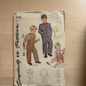 Könnte beinhalten: Vintage Simplicity Schnittmuster mit Illustrationen von Kinderkleidung. Das Muster enthält Designs für Latzhosen, einen Anzug und einen Strampler. Das Cover ist gealtert und trägt den Text "Simplicity 15¢ Pattern" und die Größe ist mit "Size 4" gekennzeichnet.