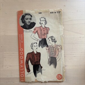Puede incluir: Patrón de costura vintage de Hollywood para blusas, con ilustraciones y un retrato de Priscilla Moran. El patrón es talla 18, con 91 cm de contorno de pecho y 99 cm de cadera. El texto dice "Pattern of Youth".