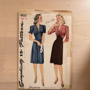 Könnte beinhalten: Vintage Simplicity Schnittmuster, Größe 16, Brustumfang 79 cm. Das Cover zeigt Illustrationen von zwei Kleidern und den Text „Simple to Make“. Das Schnittmuster stammt von Simplicity, „America's Fashion“.