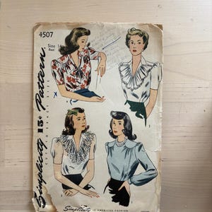 Puede incluir: Patrón Simplicity vintage, número 4507, con ilustraciones de blusas. La portada muestra cuatro diseños de blusas con diferentes cuellos y mangas. La portada del patrón está envejecida con desgaste visible, con el texto "Simplicity is America's Fashion" en la parte inferior.