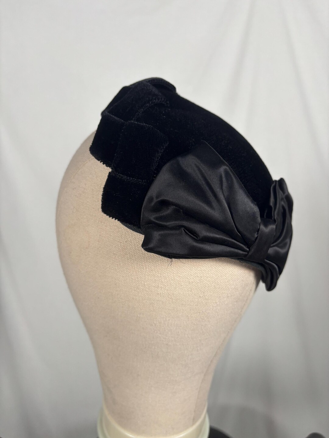 jonquil-original-1950s-black-velvet-half-hat-with-dasketweave-details