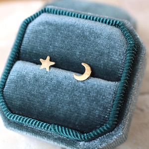 Orecchini a bottone spaiati con luna e stella riempiti d&#39;oro: gioielli da piercing asimmetrici