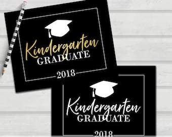 2018 Signo de graduación, Grado de jardín de infantes, Graduado Kinder, Negro, Blanco y Oro, Foto Matón, Photo Prop, Descarga Instantánea, 8.5 x 11"