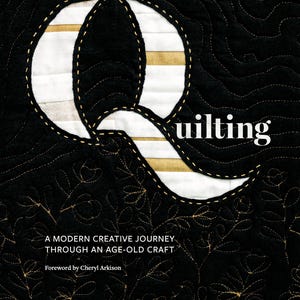 Puede incluir: Una portada de libro con una gran letra Q hecha de tela blanca con rayas doradas, delineada con hilo negro. El título "Quilting" está en texto blanco sobre fondo negro. El subtítulo es "A Modern Creative Journey Through an Age-Old Craft". La autora es Andrea Tsang Jackson.