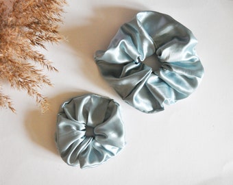 Scrunchie aus Satin in Staubblau (zwei Größen!)