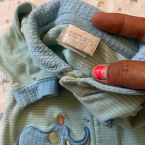 Puede incluir: Mono de beb&eacute; a rayas azules y amarillas con un elefante bordado y el texto "Carter's Baby" en la etiqueta.