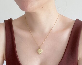 Gold Vintage Heart Locket Pendant with Photo Necklace. Photo Memory Necklace. Anniversary Necklace. Gift for Her. Gift for Woman.