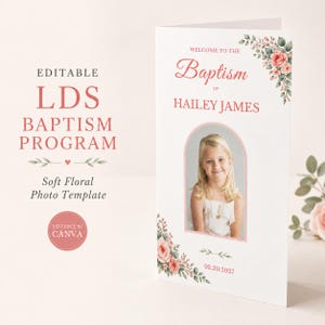 Op de afbeelding: Een wit gevouwen doopprogramma-sjabloon met roze bloemaccenten, een boogvormige fotolijst en de tekst Welcome to the Baptism of Hailey James. Het ontwerp bevat de datum 02.20.2027 en bewerkbare velden voor aanpassing in Canva.