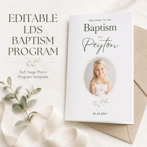 Peut inclure: Un modèle de programme de baptême LDS en papier blanc plié avec le texte Welcome to the Baptism of Peyton, un cadre photo circulaire avec un enfant, des illustrations de feuilles vert sauge et la date 02.20.2027 en encre vert foncé.