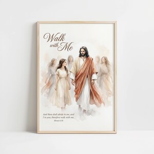 Op de afbeelding: Ingelijste aquarelprint met een religieus thema. De afbeelding toont een figuur in een gewaad en een persoon die samen lopen, met andere figuren op de achtergrond. De tekst luidt "Walk with Me" en een bijbelvers.