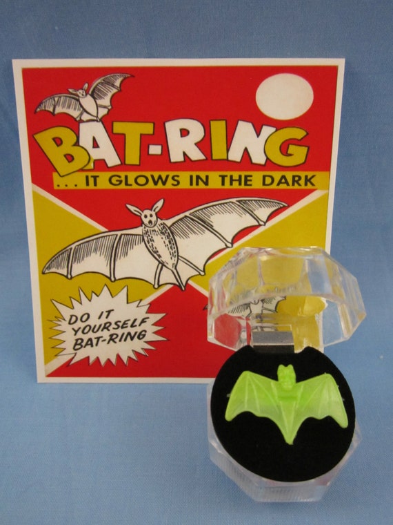 RARE NEW OLD STOCK VINTAGE 1966 BATMAN & ROBIN GUMBALL MACHINE BAT RING GREEN 
