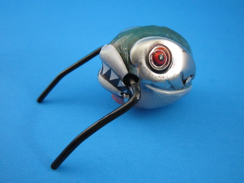 VINTAGE.. Works Great New Old Stock Cats Love Them To.. CRAZY PIRANHA Tin Wind Lithograph Toy Cat Toy !