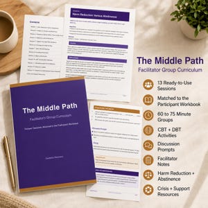 Könnte beinhalten: Ein violett-weißes Gruppen-Curriculum-Handbuch für Moderatoren mit dem Titel The Middle Path, begleitet von gedruckten Kursseiten, einem goldenen Stift und einer Liste von Funktionen wie 13 gebrauchsfertigen Sitzungen und Unterstützungsressourcen.