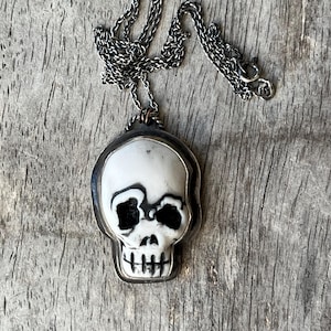 LIVRAISON GRATUITE | Pendentif tête de mort en porcelaine et argent sterlingPendentif tête de mort en porcelaine et argent sterling