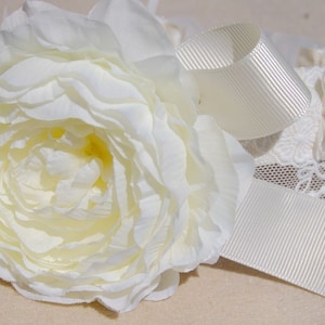 Cute wedding dog collar, Beautiful white and flower collar for lovely dog,handmade ivory white flower dog wedding collar.Birthday dog gift