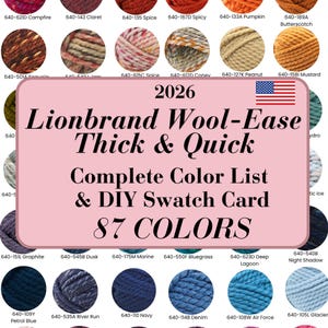 Puede incluir: Una carta de colores para el hilo Lionbrand Wool-Ease Thick & Quick con 87 muestras de color dispuestas en una cuadrícula. La etiqueta rectangular rosa central muestra el texto 2026 Lionbrand Wool-Ease Thick & Quick Complete Color List & DIY Swatch Card 87 COLORS con un pequeño icono de la bandera estadounidense.