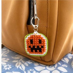 Accessorio in feltro a forma di zucca di Halloween, realizzato a mano: calamita, portachiavi o toppa termoadesiva.